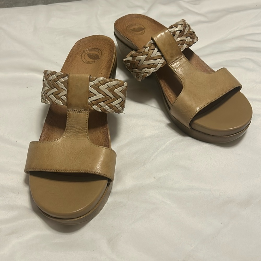 Tan leather Nurture heeled sandals Size 11.